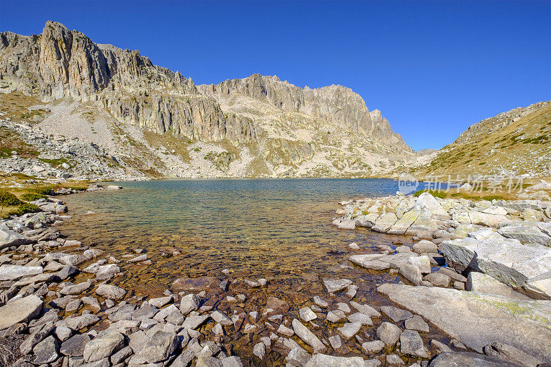 “Laghi di Fremamorta”小径，这是海洋阿尔卑斯自然公园中的一系列小湖泊。意大利北部山麓,